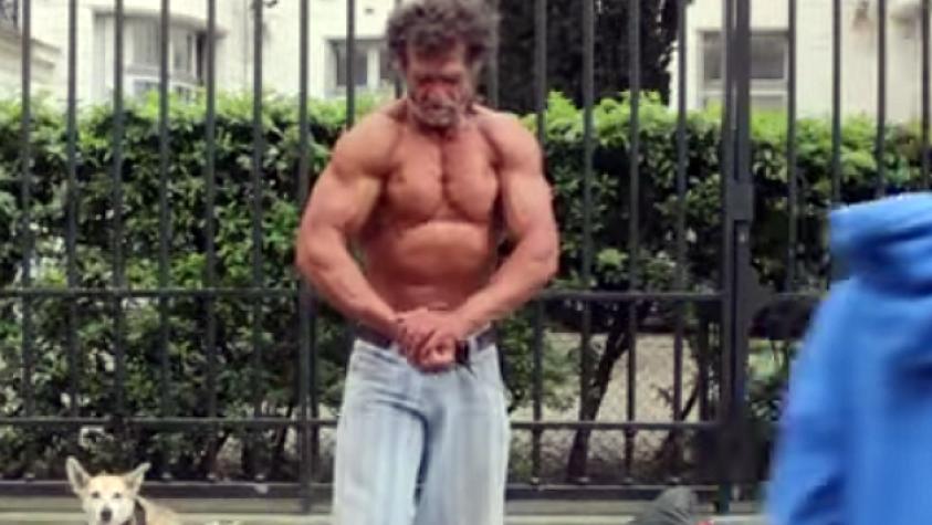 Mendigo con calugas sorprende con rutina de ejercicios