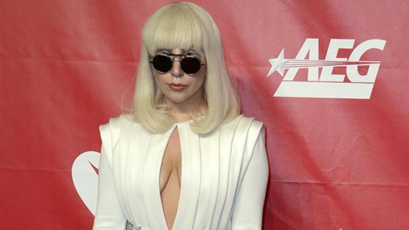 Lady Gaga camina por la ciudad en ropa interior