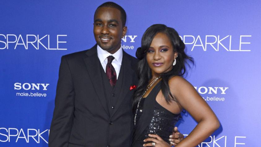 Hija de Whitney Houston se casó con su hermano adoptivo