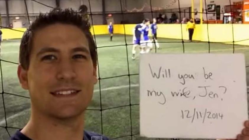 Hombre le propuso matrimonio a su novia todos los días durante un año