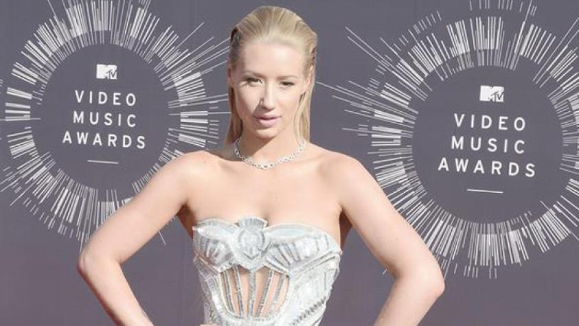 Iggy Azalea sufre feroz caída del escenario