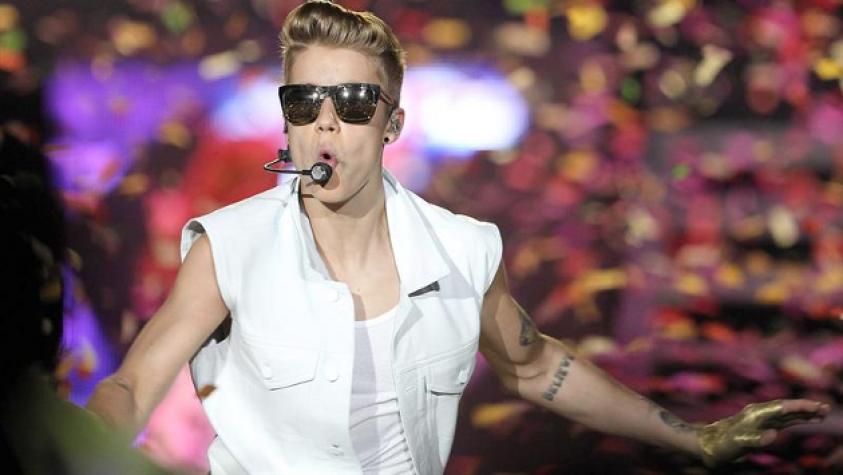 Justin Bieber se enojó y le quitó el celular a una fanática