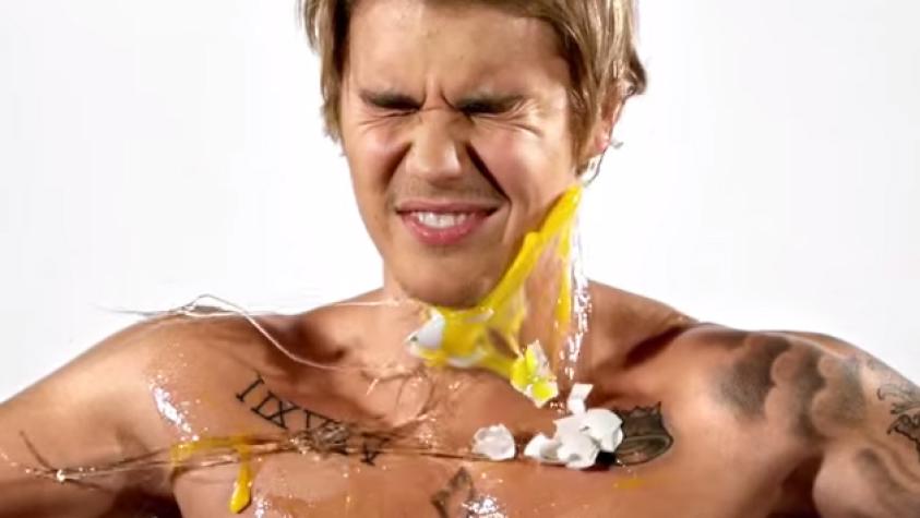 Mira a Justin Bieber cubierto de huevos