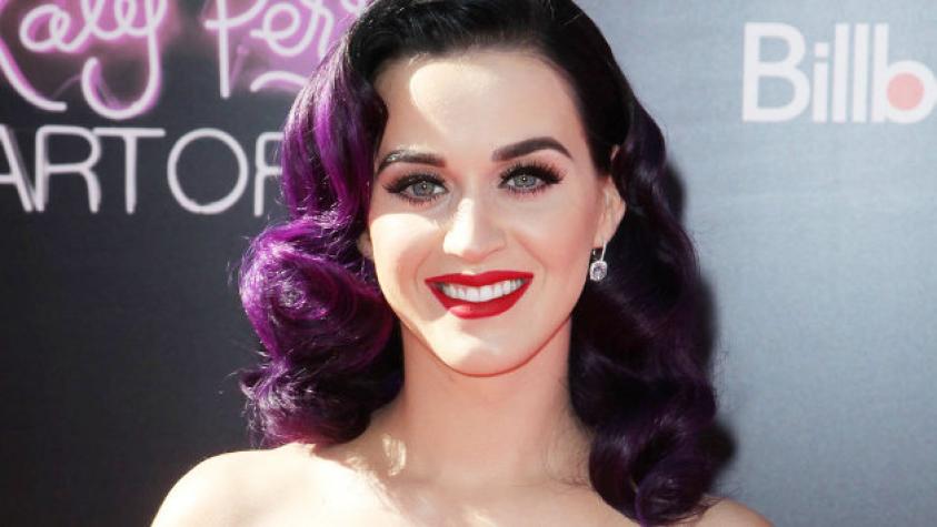 ¡Katy Perry se tomó selfie con una fanática idéntica a ella!