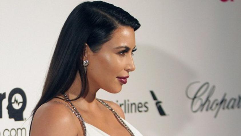 ¿Kim Kardashian le depila las cejas a su hija?
