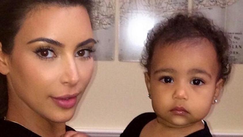 Kim Kardashian publica fotos de su hija con ojos de otro color