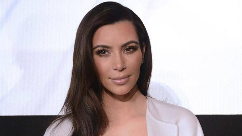 Las curvas de Kim Kardashian lucen perfectas en un bikini blanco