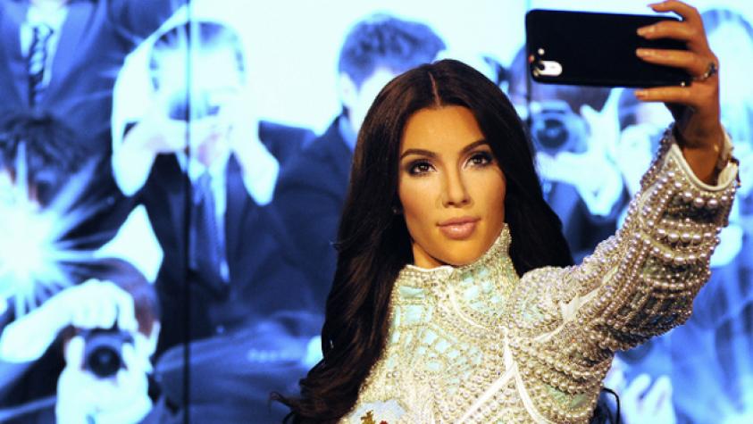 Kim Kardashian de cera se toma selfies reales con sus visitantes