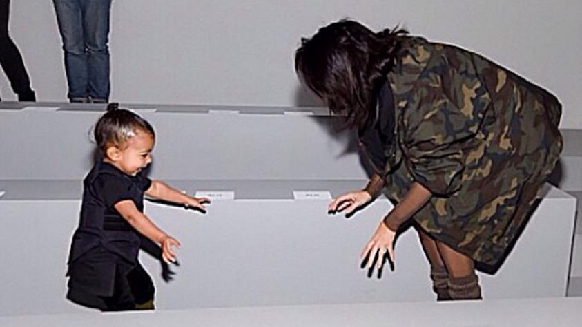 Paparazzis graban a Kim Kardashian “olvidando” a su hija en un hotel