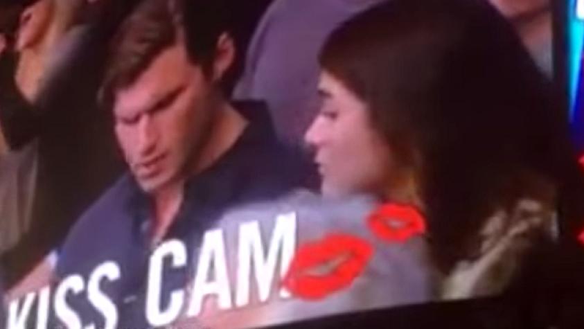 Mujer fue ignorada por su pareja en público y… ¡besó al tipo de al lado!