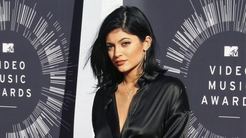 Kylie Jenner sufre divertida caída en la playa