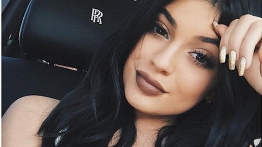 Kylie Jenner muestra con orgullo su primer auto ¡Totalmente de lujo!