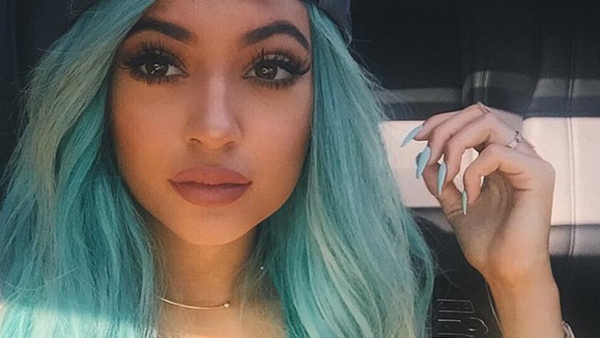 Kylie Jenner sorprende con ojos azules