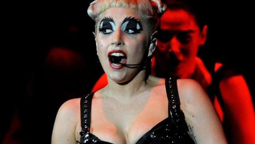 Lady Gaga disfruta de caluroso día en bikini
