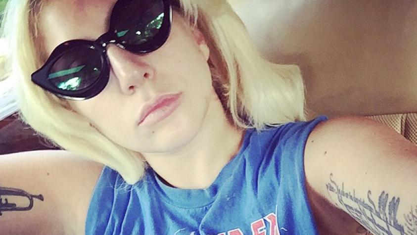 Lady Gaga sale a la calle sin polera
