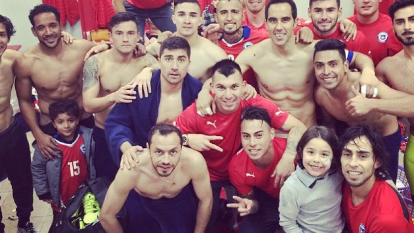 Video muestra como la selección chilena celebró en el bus su paso a semifinales