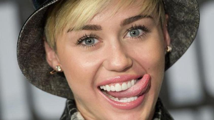 Miley Cyrus posa en provocativa foto y pide consejos a seguidores