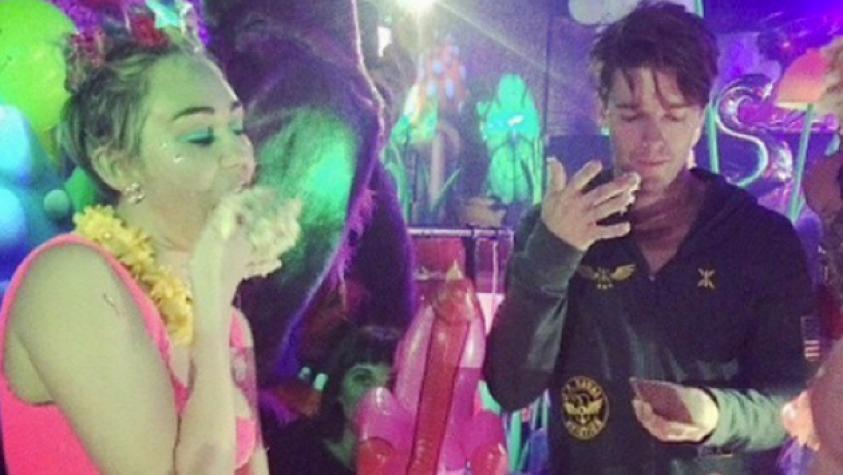 Con su nuevo amor y en topless Miley Cyrus celebró los 22