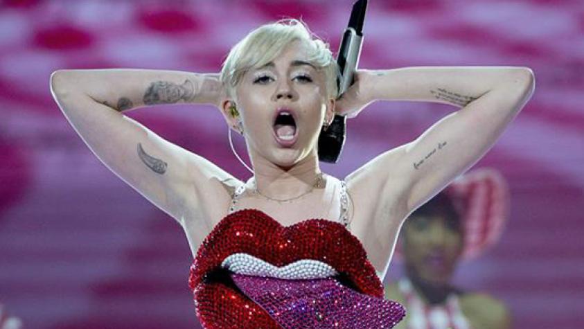 Miley publica osado topless en Instagram