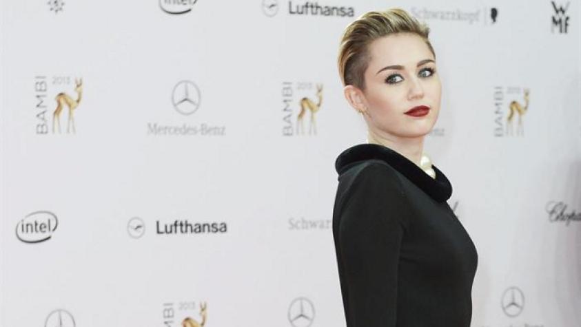 Miley Cyrus impone nueva tendencia en pelo: ¡La palmera colorida!