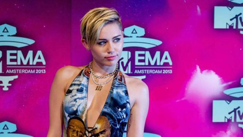 Miley Cyrus habría engañado a Liam Hemsworth con una mujer