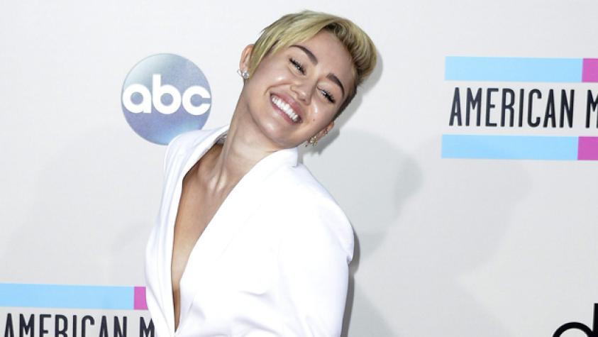 Miley Cyrus se burla de sí misma con divertidos “memes”