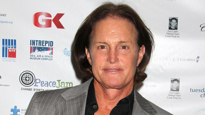 Hombres se pintan las uñas en apoyo a Bruce Jenner