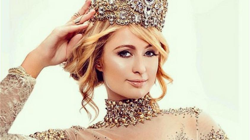 Transparencia de Paris Hilton da que hablar en evento de alta costura