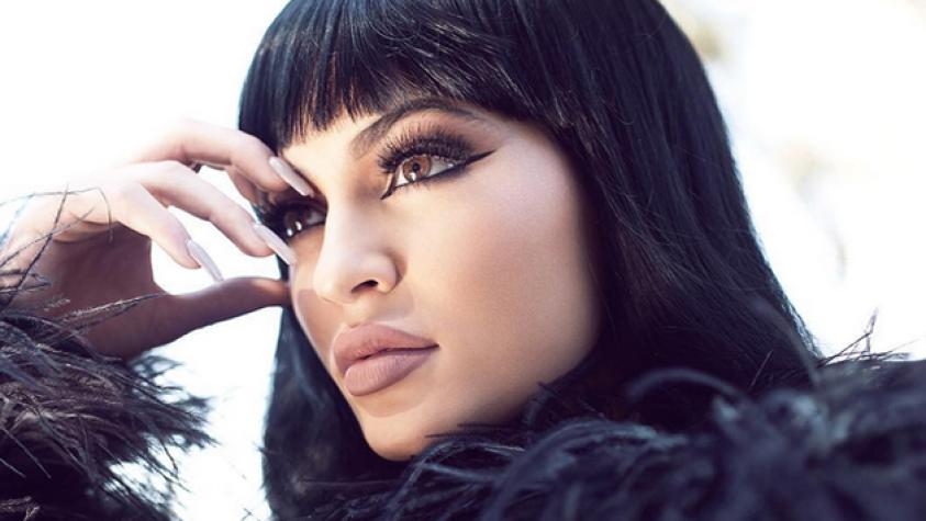 Kylie Jenner olvida crítica a sus trenzas