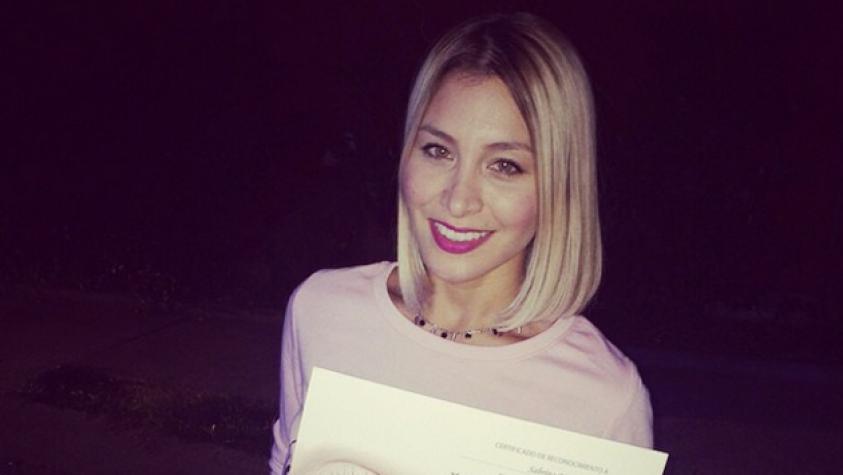 Sabrina Sosa se vistió de blanco para recibir la corona como reina de Colo Colo