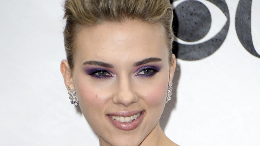 ¡Scarlett Johansson luce regia a cinco semanas de ser madre!