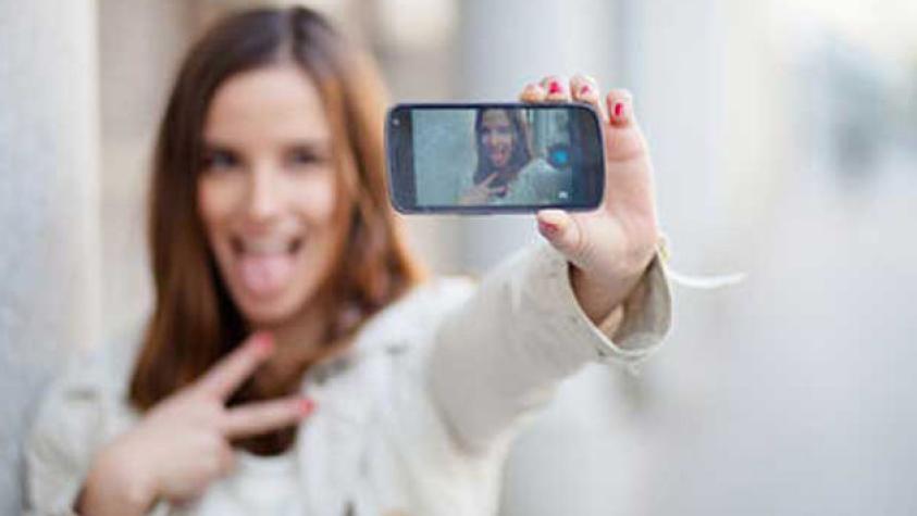 ¡Cuidado con las selfies! Hombre cae al agua por sacarse una foto