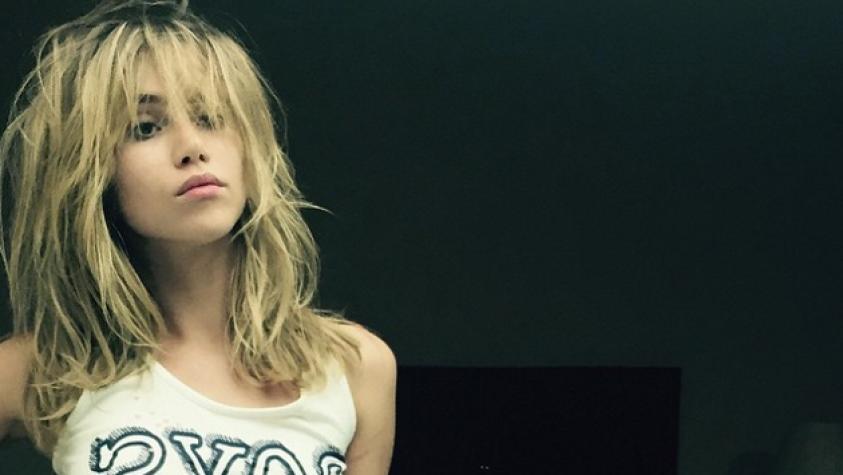 Supermodelo Suki Waterhouse lava su pelo con Coca Cola para lograr efecto “messy hair”