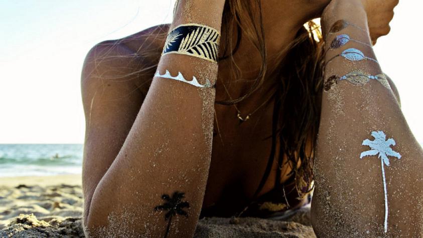 Tatuajes temporales metálicos: La tendencia que se masificó esta primavera-verano