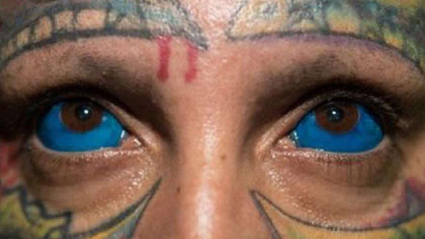 Alertan sobre los peligros de la nueva moda de tatuarse los ojos