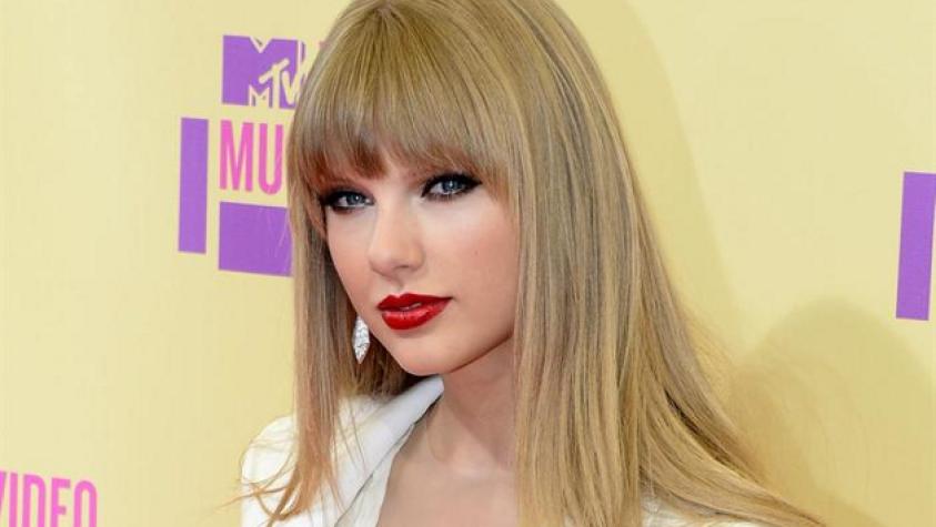 Fanática de Taylor Swift imitó las fotos de su disco… ¡y la cantante le escribió!