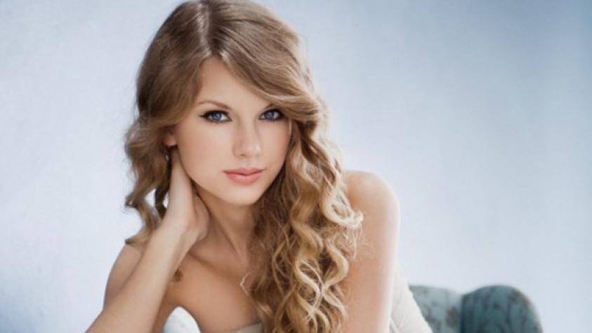 Taylor Swift irreconocible con look a lo “Betty la fea”
