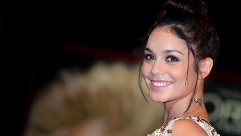Vanessa Hudgens vuelve a aparecer y mostrando un trabajado abdomen