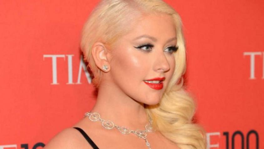 Casual y en topless ¡Así Christina Aguilera encendió la web!