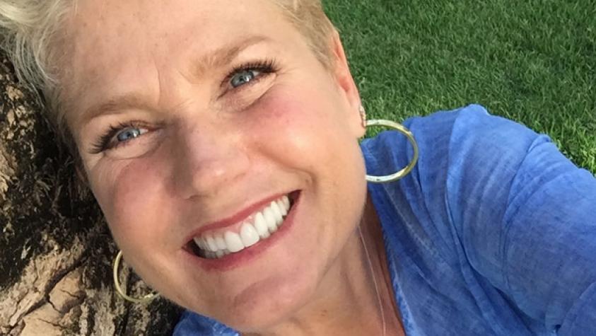 Xuxa se muestra en diminuto bikini negro a sus 52 años de edad