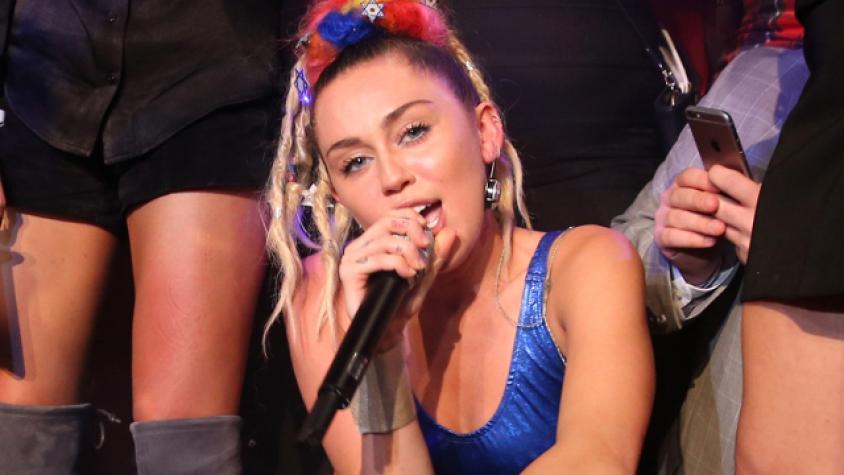 Atuendo de Miley Cyrus en show benéfico está en boca de todos