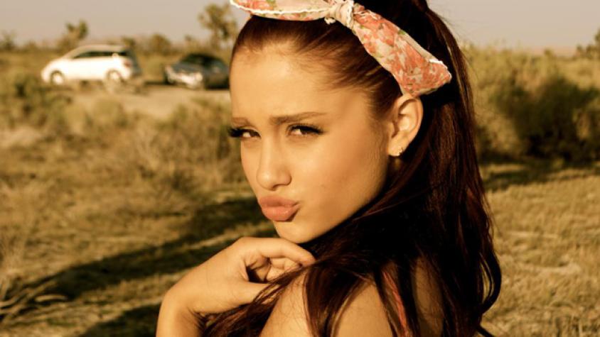 Ariana Grande comparte video donde besa a una amiga