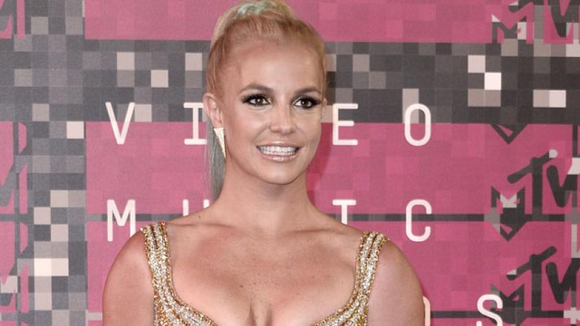 Britney Spears sufre impasse de vestuario en concierto