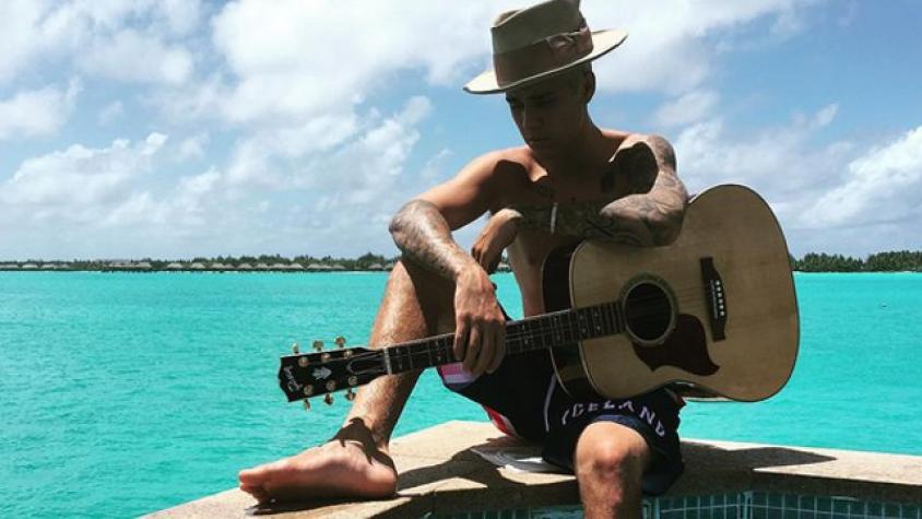 Justin Bieber no fue solo a Bora Bora ¡Se desnudó con escultural morena!