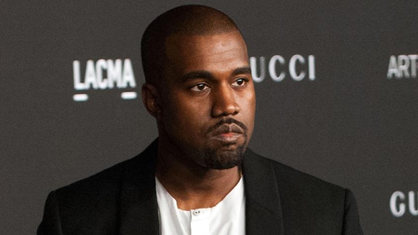 ¡Kanye West sí sonríe!