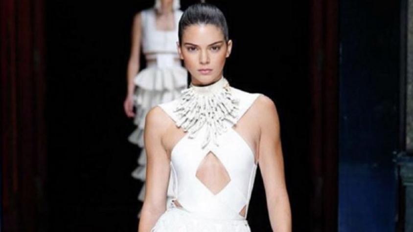 ¡Kendall Jenner impacta con el pelo rosado!