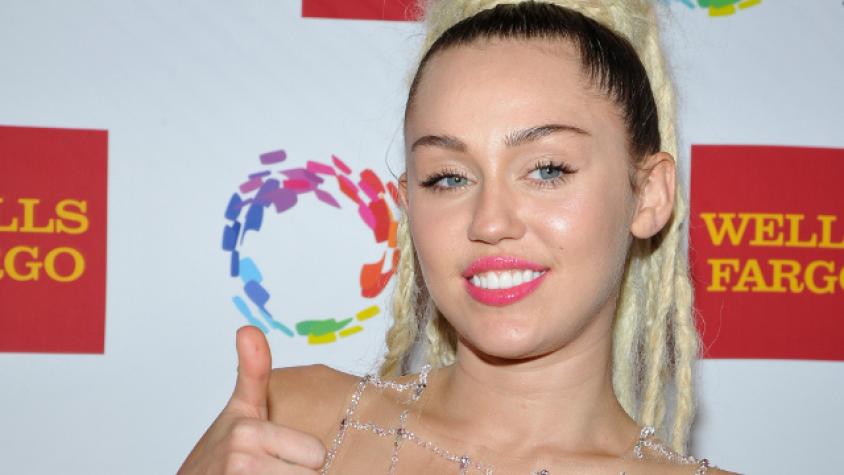 Miley Cyrus posa desnuda y peluda para revista Candy