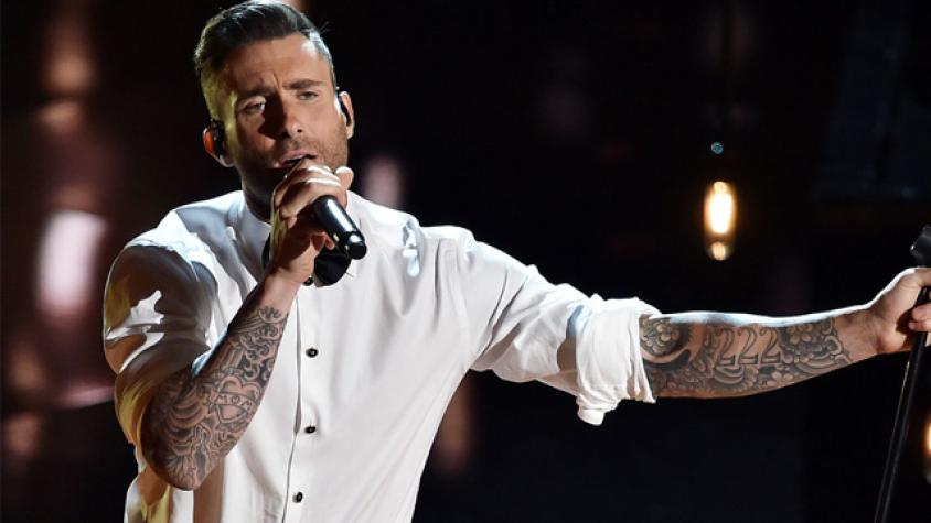 Adam Levine se tatuó una enorme sirena en su espalda