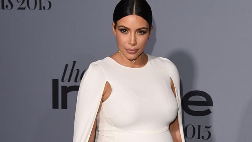 Kim Kardashian impacta al mostrar su embarazo en ajustado vestido