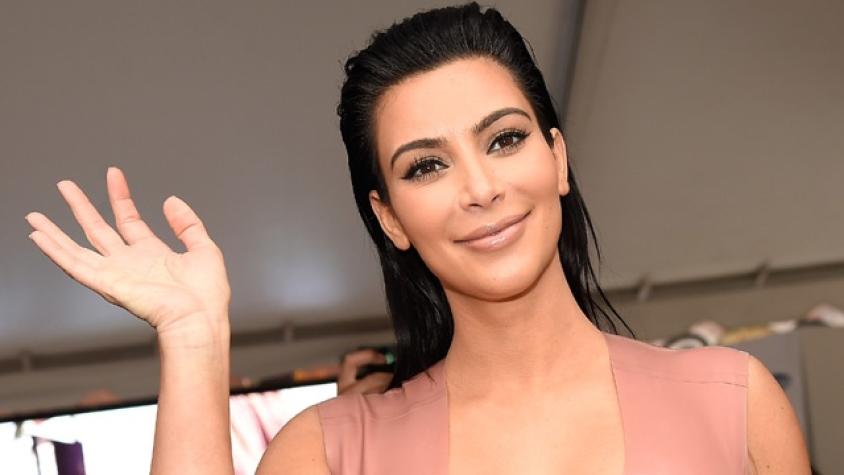 Se apagan las luces y Kim Kardashian… ¡Usa hawaianas con ropa elegante!